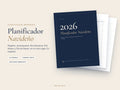 Planificador Navideño 2026 de Empire Nest: portada azul marino delante de la lista de regalos y la cena de Nochebuena